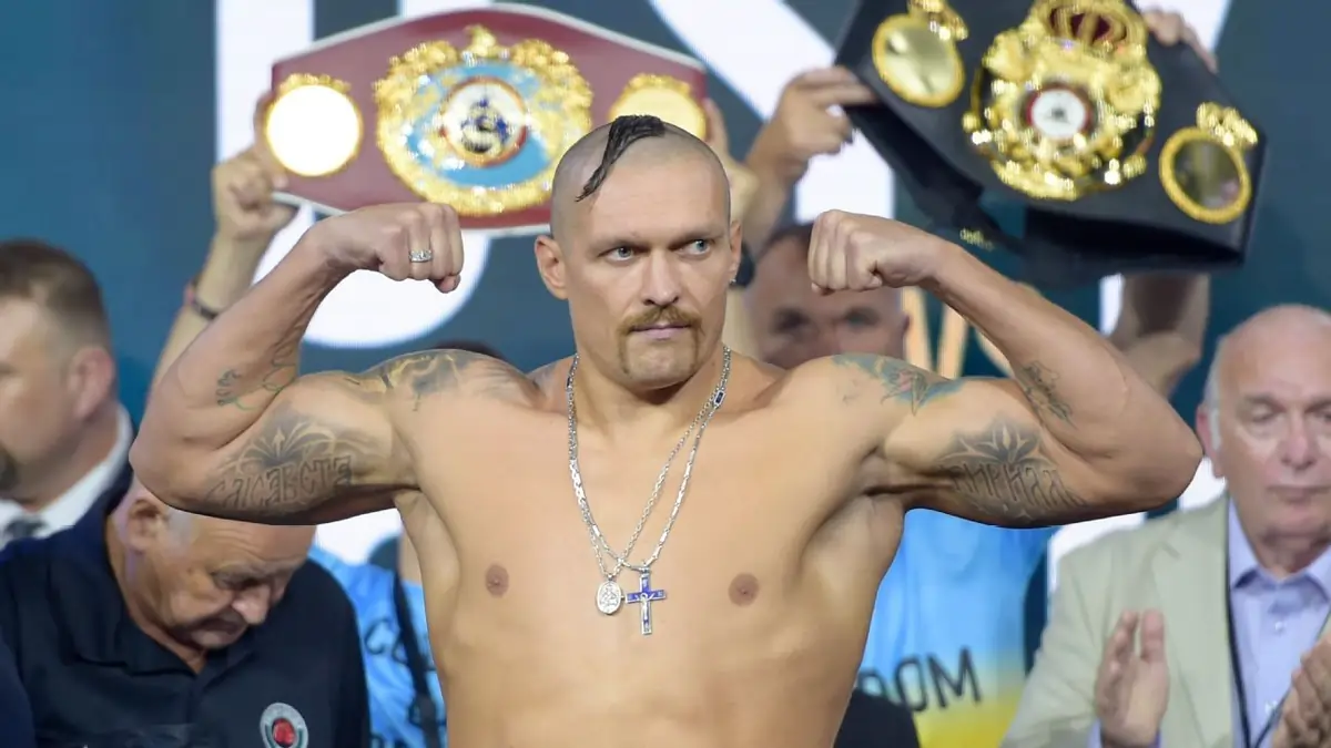 Oleksandr Usyk Tumbangkan Fury dan Catat Sejarah Baru